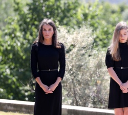 Doña Letizia, acompañada de la Infanta Doña Sofía, durante el minuto de silencio